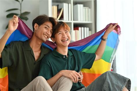 Foto de una pareja gay romántica abrazándose y mirándose el uno al otro concepto de relación de