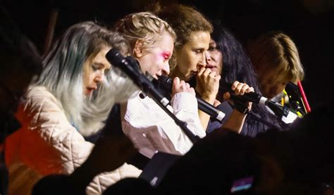 Tribunal russo condena membros da banda Pussy Riot à prisão à revelia Renascença