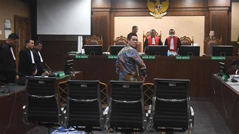 Dadan Tri Yudianto Tendang Pintu Pembatas Usai Dituntut 11 Tahun