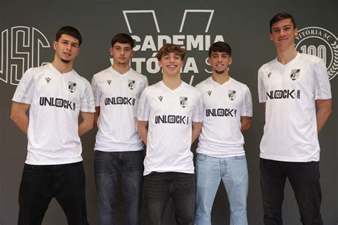 Cinco jovens assinam contrato profissional o Vitória de Guimarães