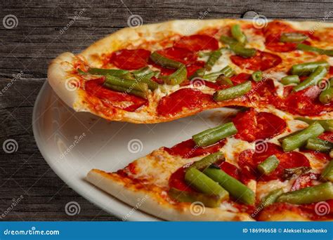 Fetta Di Pizza Pepperoni Sulla Spatola Fotografia Stock Immagine Di