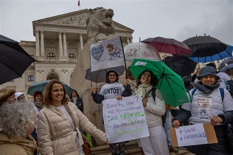 Visão Cerca de 100 enfermeiros em vigília nas escadarias da AR em