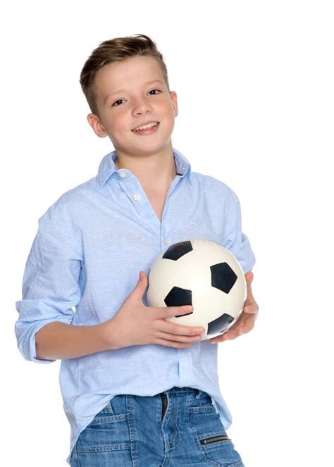 Adolescente Del Muchacho Con Un Balón De Fútbol Foto de archivo