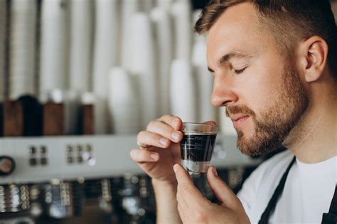 Barista preparando café em uma cafeteria Foto Grátis