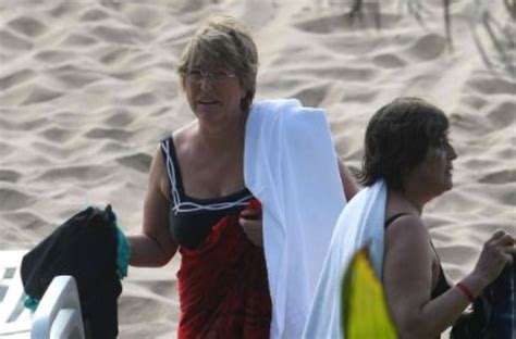 Agencia Fotogr Fica Sorprende A Michelle Bachelet Ba Ndose En Playas