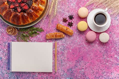 Draufsicht Leckere Erdbeerkuchen Mit Tasse Tee Und Macarons Auf Rosa