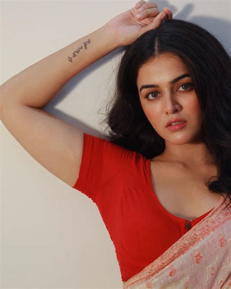 Wamiqa Gabbi Exposed Her Hot Cleavage In The Saree With A Red Blouse