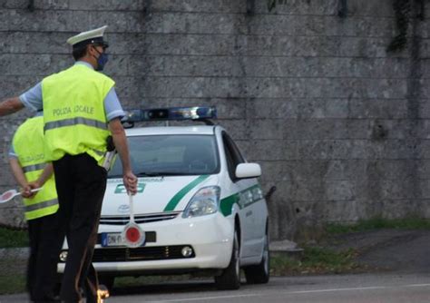 Non Si Ferma All Alt Della Polizia Locale Abbandona L Auto E Fugge A