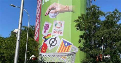 MADRID Vox Instala Una Lona Gigante En La Que Tira A La Basura El