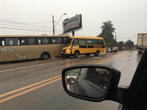 Motorista de escolar fica ferido em acidente outro ônibus em Pouso