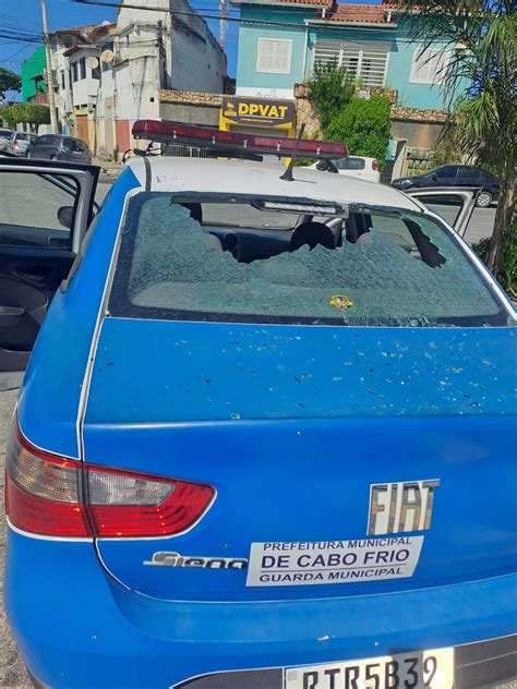 Guarda fica ferido após homem tacar pedra e quebrar vidro de viatura em