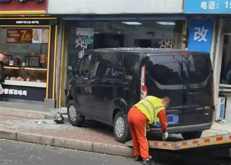 闵行区程家桥支路一辆面包车冲上人行道 撞坏沿街店铺玻璃门 事故 车辆 所幸