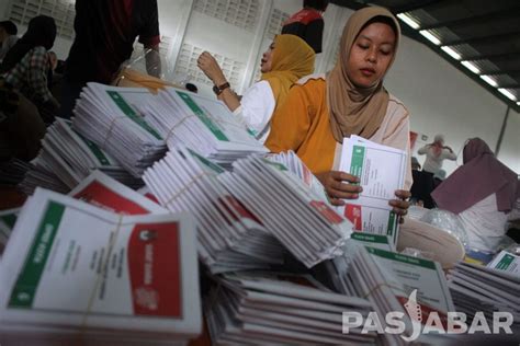 Foto Pelipatan Surat Suara Pilpres Dan Pileg Pemilu 2024