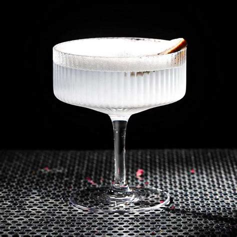 China Factory Wholesale Clear Classic Vertical Lines Cocktail Glasses Manufacturer Supplier Custom