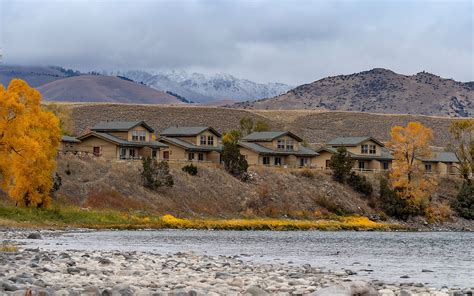 Yellowstone Hotels | Photos | Yellowstone Valley Lodge