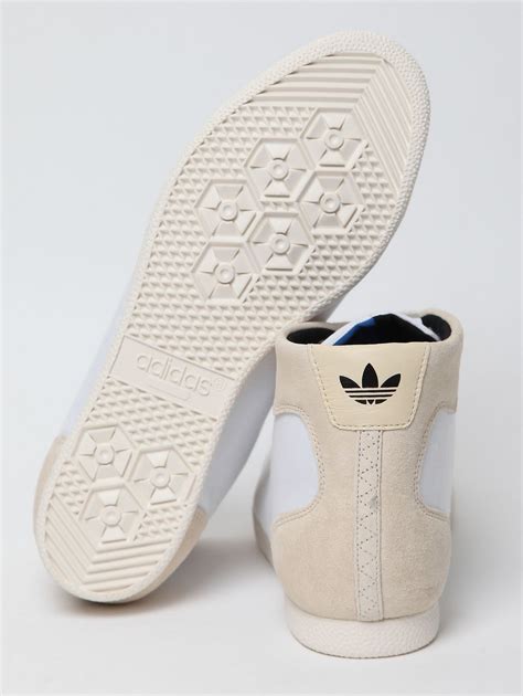 CARI SEPATU: ADIDAS ORIGINALS AZZIE MID