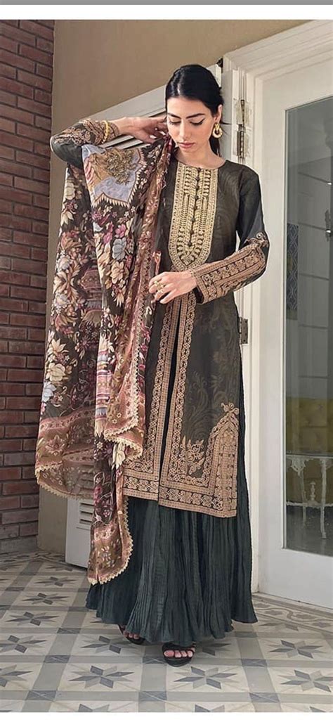 Pin By Syd Nusaiba On Stylish Suits Stylish Suit Pakistani Dresses