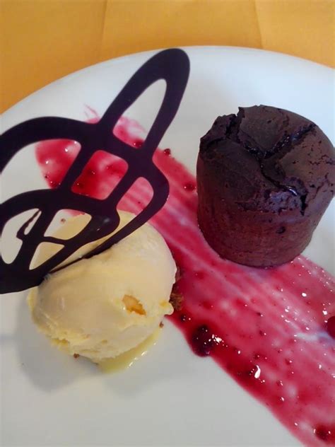 Coulant De Chocolate Con Helado De Vainilla Y Coulis De Frutos Rojos