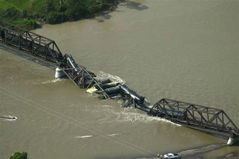 Tren se descarrila en Estados Unidos y varios vagones caen al río