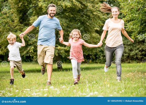 Familia Alegre Con Dos Niños Foto de archivo Imagen de lifestyle