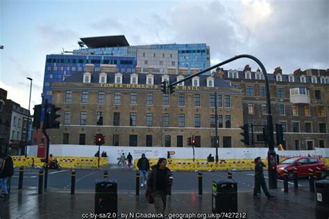 Tower Hamlets Town Hall © N Chadwick Cc By Sa20 Geograph Britain