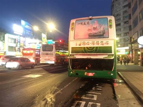 行經小心！北市南京東路遊覽車大漏油 6機車騎士慘摔 自由電子報 Line Today