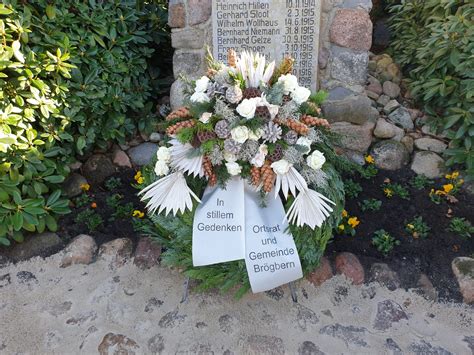 Volkstrauertag Kranzniederlegung Am Ehrenmal