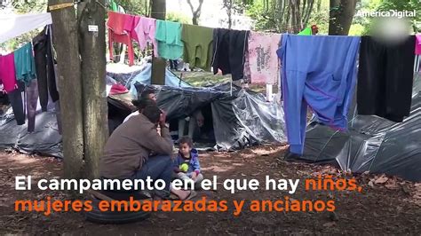 Venezolanos acampados en una vía de Bogotá piden ayuda para retornar a