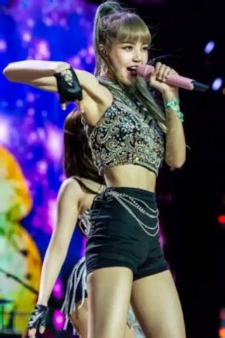 Elle Fanning Height, Weight, Shoe Size