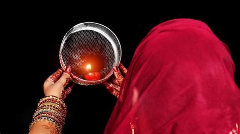 Karwa Chauth 2023 बादल के कारण नहीं दिख रहा चांद तो ऐसे खोलें करवा चौथ व्रत