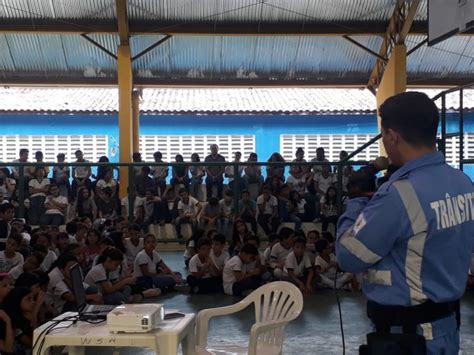 Demutran realiza palestra sobre cuidados no trânsito para alunos da