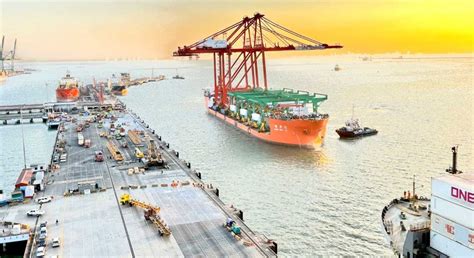 Apm Terminals Mumbai First New Cranes Arrive At Terminal Dst