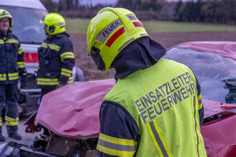 Drei Verletzte Bei Verkehrsunfall In Ried Im Traunkreis