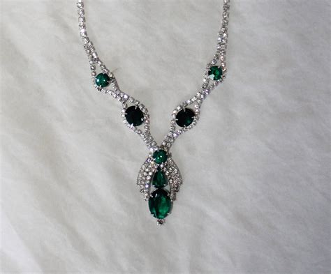 Art Deco Vintage Green Austrian Crystal And Rhinestone Necklace At 1stdibs