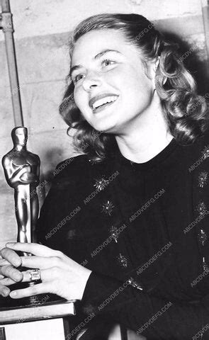 Ingrid Bergman backstage at Academy Awards w her Oscar statue 1287-26 ...