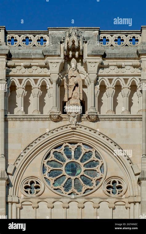 Primer Plano De La Escultura De San Juli N Sobre La Roseta En Un Nicho