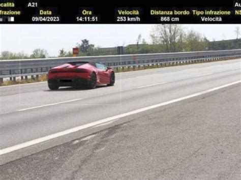 Sfreccia Con La Sua Lamborghini A 253 Km H In Autostrada Patente Sospesa