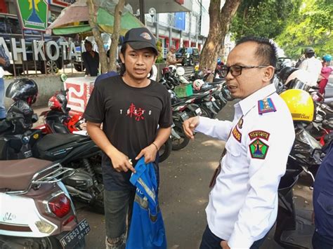 Malang Post Dishub Terus Lakukan Penertiban Parkir Di Kota Malang