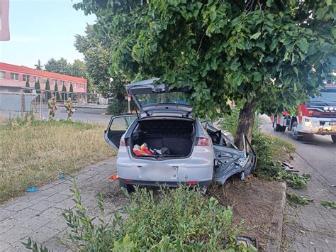 Auto Z Nastolatkami Roztrzaska O Si Na Drzewie Pi Os B Rannych