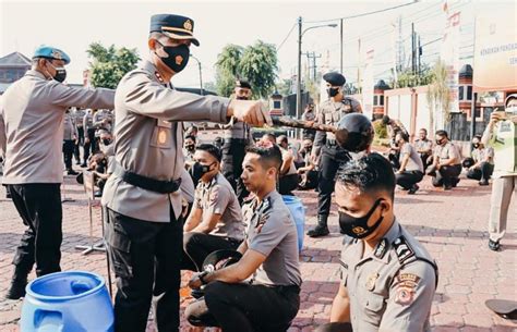 Kapolres Karawang Guyur Kepala Anggota 57 Personel Naik Pangkat Di