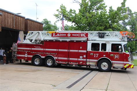 Swiss Avenue Historic District residents visit Lakewood fire station ...