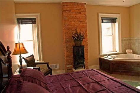 15 Poconos Hotels With Hot Tub In Room or Jacuzzi Suites