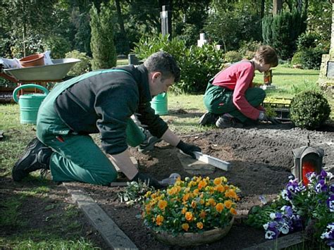 Friedhofsgärtner Ein vielseitiger und kreativer Beruf Gabot de