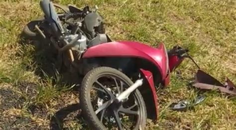 Motociclista morre após ser atingido e arremessado por carro ao tentar