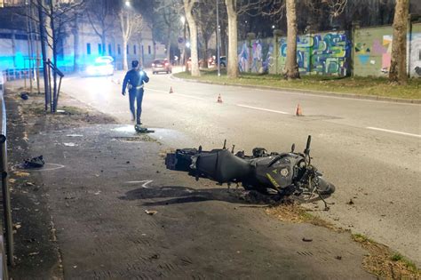 Via Diomede Si Schianta Con La Moto Muore 31enne