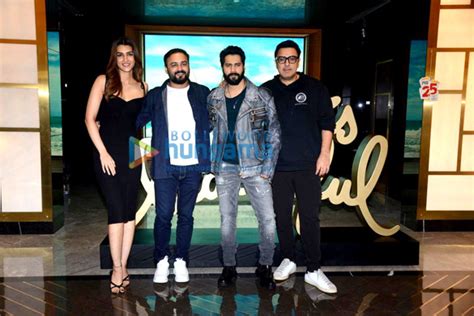 Photos Varun Dhawan Kriti Sanon Amar Kaushik And Dinesh Vijan Snapped