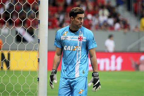 Elenco Do Vasco Presta Apoio Ao Goleiro Martín Silva Após Falha Diante