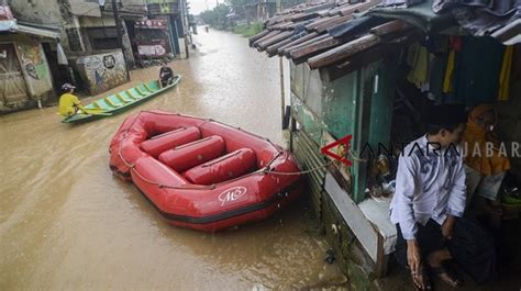 Warga Bandung Terjebak Banjir BPBD Kerahkan Perahu Karet