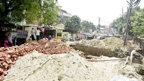 Dm Reprimanded For Delay In Construction Of Drain On Deoria Road Amar Ujala Hindi News Live