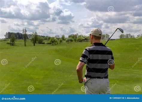 Posição Do Jogador De Golfe Do Homem No Fairway No Campo De Golfe Foto